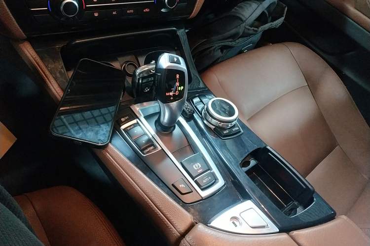 Used BMW 5 Series 2015 520i Elegant Edition Gear Lever