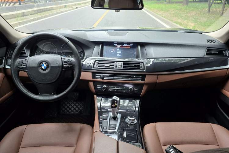 Used BMW 5 Series 2015 520i Elegant Edition Interior 3