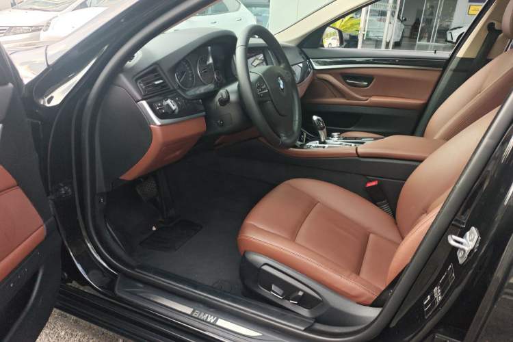 Used BMW 5 Series 2015 520i Elegant Edition Interior 3