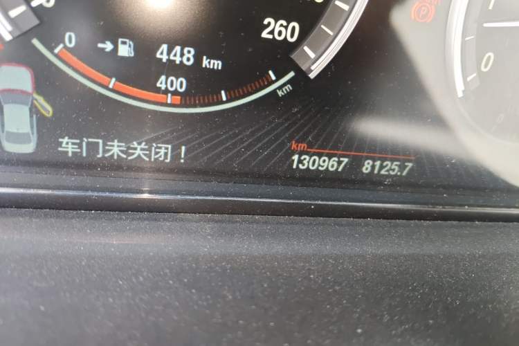 Used BMW 5 Series 2015 535Li Leading Model Odometer Close Up
