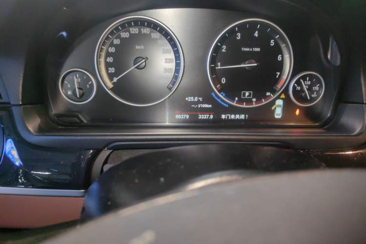 Used BMW 5 Series 2015 520i Elegant Edition Odometer Close Up