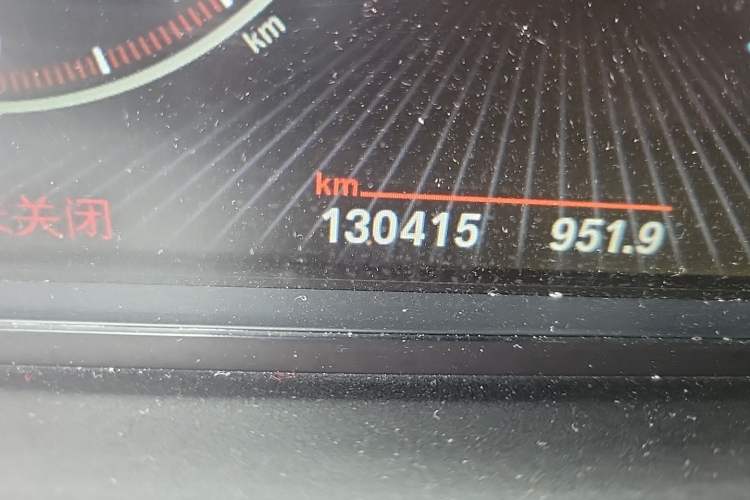 Used BMW 5 Series 2015 535Li Leading Model Odometer Close Up