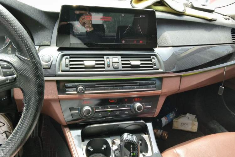 Used BMW 5 Series 2015 520i Elegant Edition Audio And AC Panel