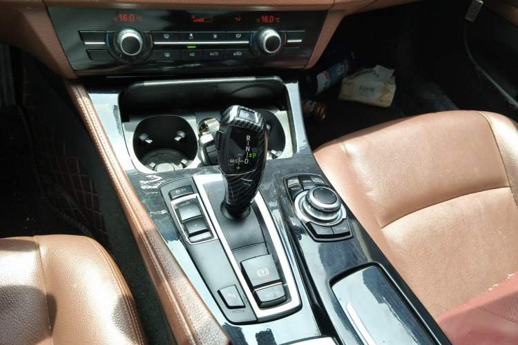 Used BMW 5 Series 2015 520i Elegant Edition Gear Lever