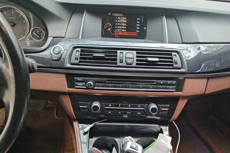 Used BMW 5 Series 2015 520i Elegant Edition Audio And AC Panel