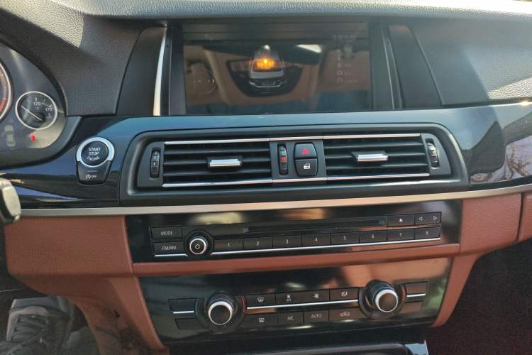 Used BMW 5 Series 2015 520i Elegant Edition Audio And AC Panel