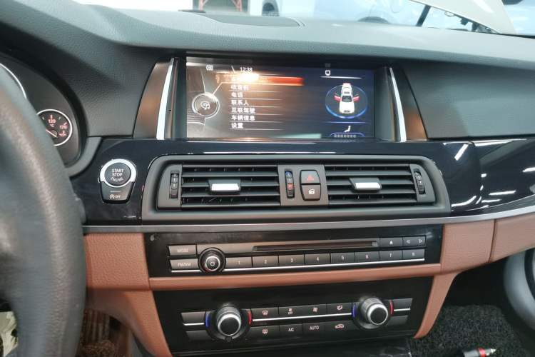 Used BMW 5 Series 2015 520i Elegant Edition Audio And AC Panel