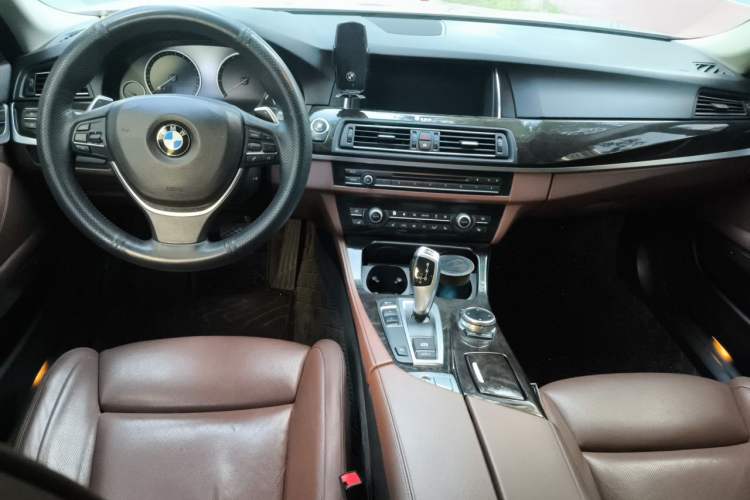 Used BMW 5 Series 2015 535Li Leading Model Center Console