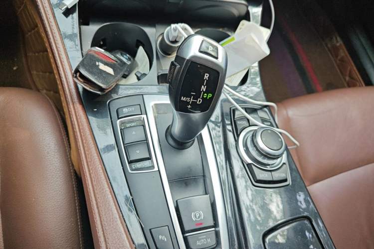 Used BMW 5 Series 2015 520i Elegant Edition Gear Lever
