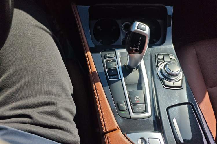 Used BMW 5 Series 2015 520i Elegant Edition Gear Lever