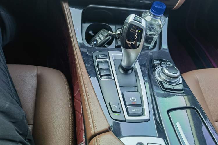Used BMW 5 Series 2015 520i Elegant Edition Interior 7