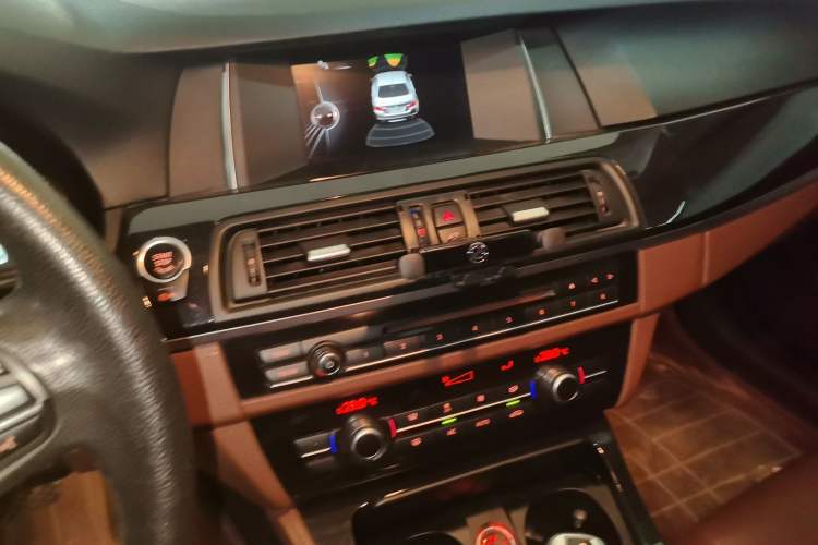 Used BMW 5 Series 2015 520i Elegant Edition Audio And AC Panel