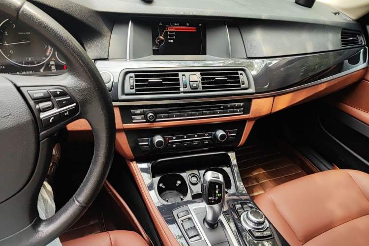 Used BMW 5 Series 2015 520i Elegant Edition Audio And AC Panel