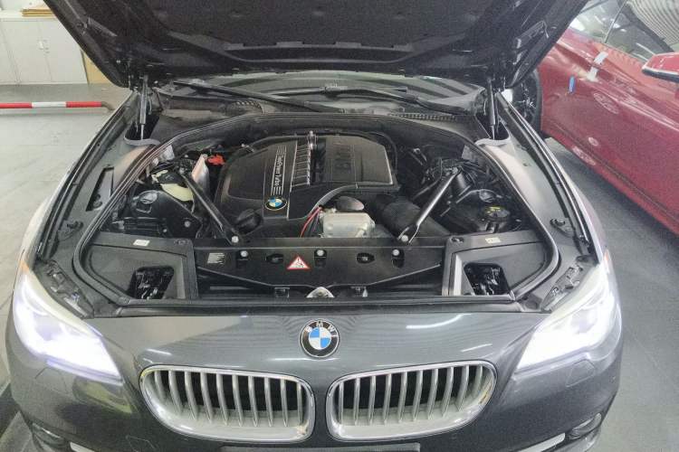 Used BMW 5 Series 2015 535Li Leading Model Engine Bay