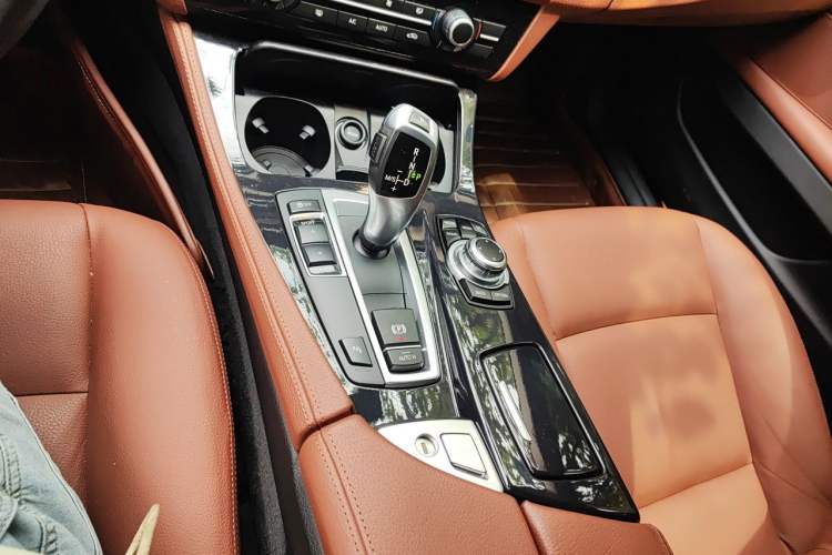 Used BMW 5 Series 2015 520i Elegant Edition Gear Lever