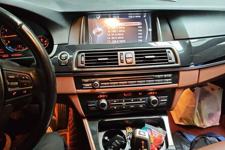 Used BMW 5 Series 2015 520i Elegant Edition Audio And AC Panel