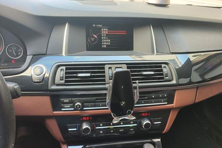 Used BMW 5 Series 2015 520i Elegant Edition Audio And AC Panel
