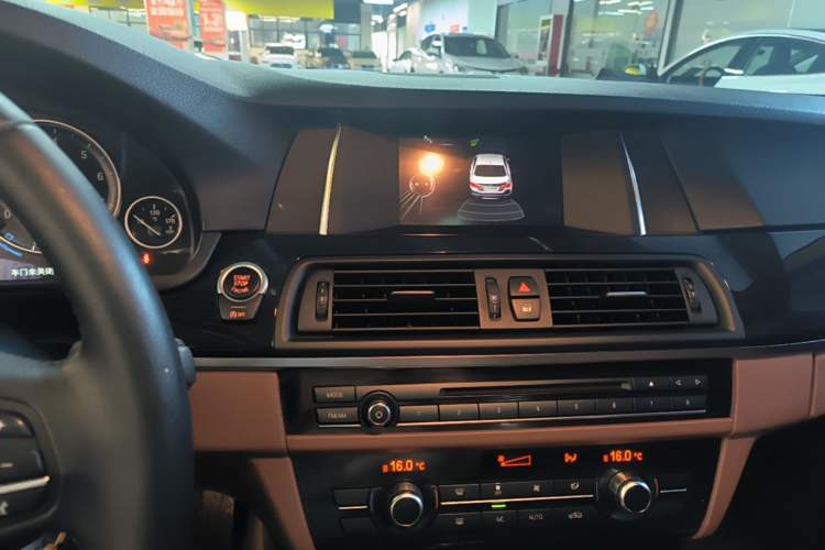 Used BMW 5 Series 2015 520i Elegant Edition Audio And AC Panel