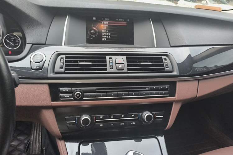 Used BMW 5 Series 2015 520i Elegant Edition Audio And AC Panel