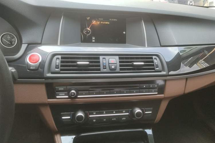 Used BMW 5 Series 2015 520i Elegant Edition Audio And AC Panel