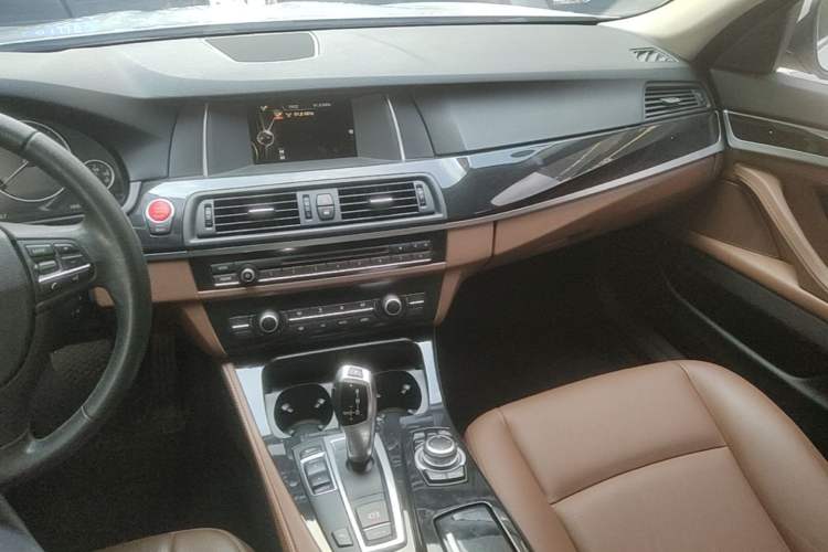 Used BMW 5 Series 2015 520i Elegant Edition Center Console