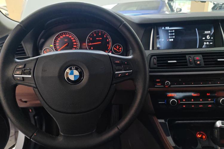 Used BMW 5 Series 2015 520i Elegant Edition Center Console