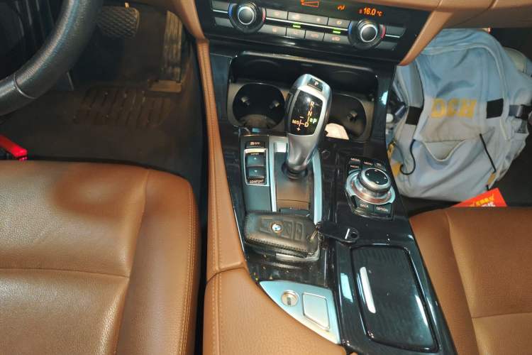 Used BMW 5 Series 2015 520i Elegant Edition Gear Lever