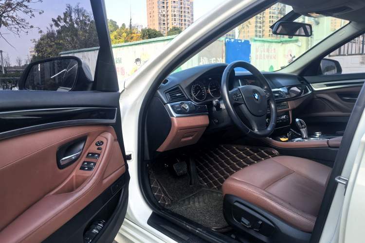 Used BMW 5 Series 2015 520i Elegant Edition Interior 1