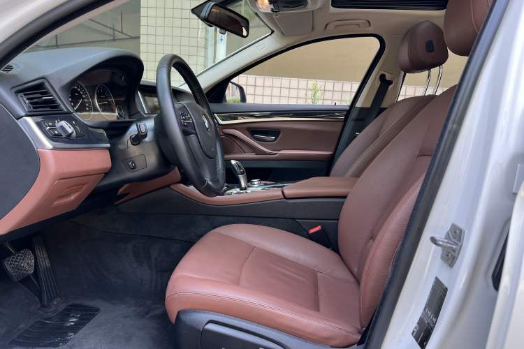 Used BMW 5 Series 2015 520i Elegant Edition Interior 1