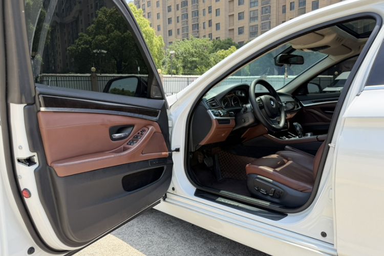 Used BMW 5 Series 2015 535Li Leading Model Interior 10