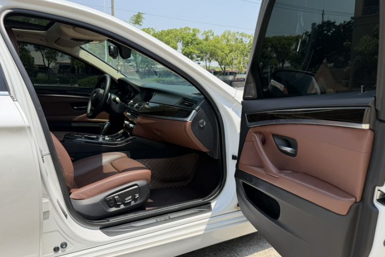 Used BMW 5 Series 2015 535Li Leading Model Interior 2