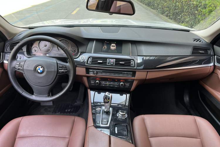 Used BMW 5 Series 2015 520i Elegant Edition Interior 2