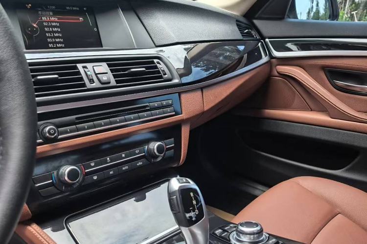 Used BMW 5 Series 2015 520i Elegant Edition Interior 3