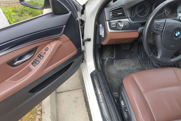 Used BMW 5 Series 2015 520i Elegant Edition Interior 3