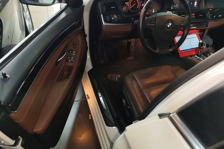 Used BMW 5 Series 2015 520i Elegant Edition Interior 3