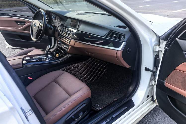 Used BMW 5 Series 2015 520i Elegant Edition Interior 4