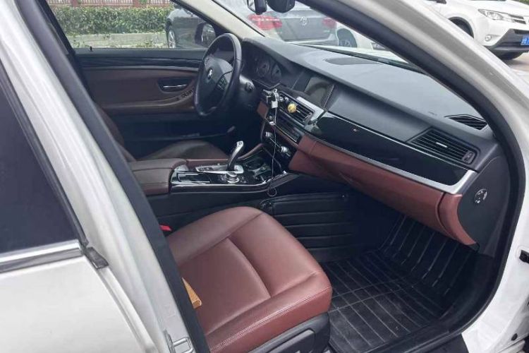 Used BMW 5 Series 2015 520i Elegant Edition Interior 4