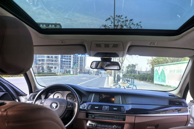 Used BMW 5 Series 2015 520i Elegant Edition Interior 6
