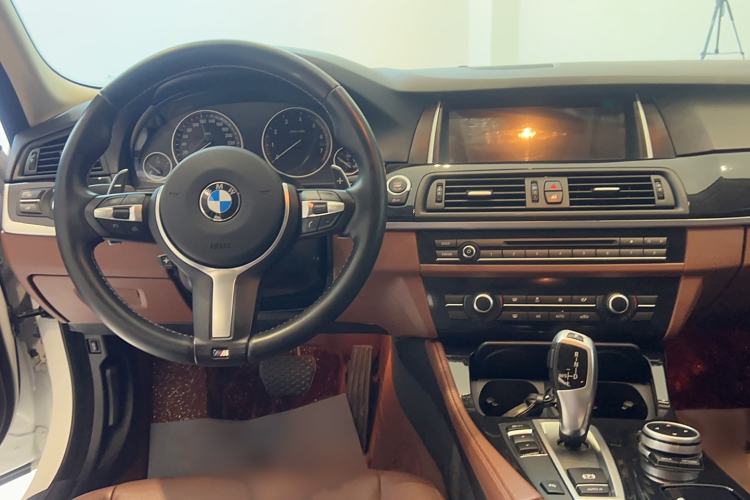 Used BMW 5 Series 2015 520i Elegant Edition Interior 6