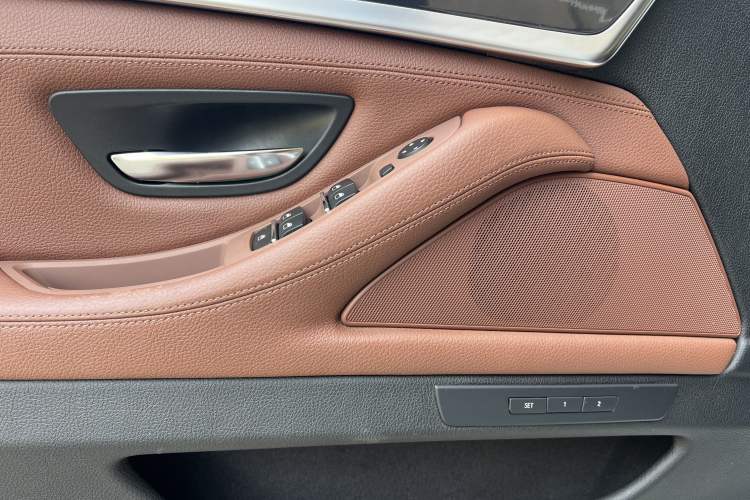Used BMW 5 Series 2015 520i Elegant Edition Interior 6