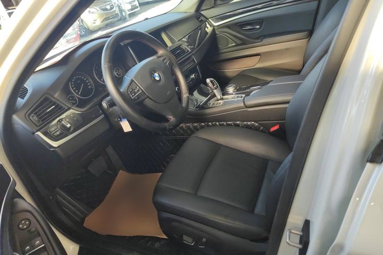 Used BMW 5 Series 2015 520i Elegant Edition Interior 6