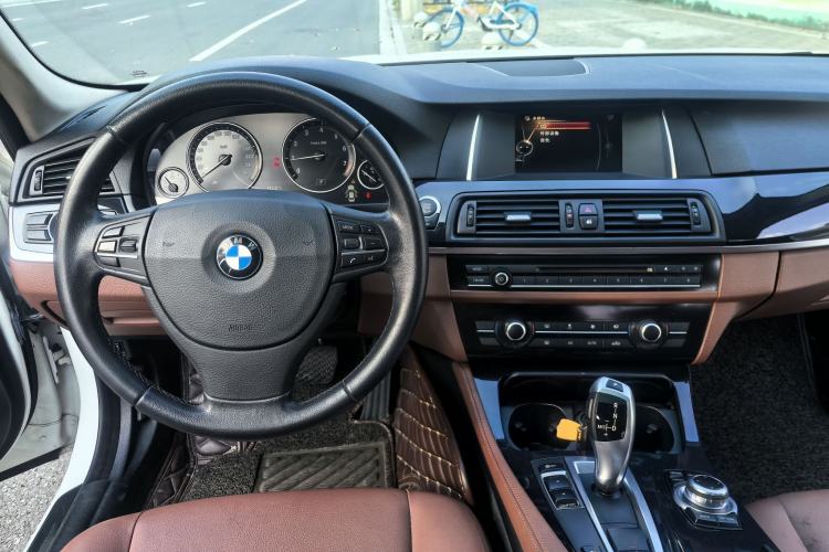 Used BMW 5 Series 2015 520i Elegant Edition Interior 7