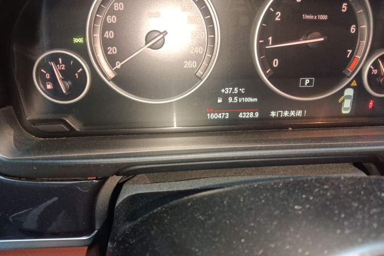Used BMW 5 Series 2015 520i Elegant Edition Odometer Close Up