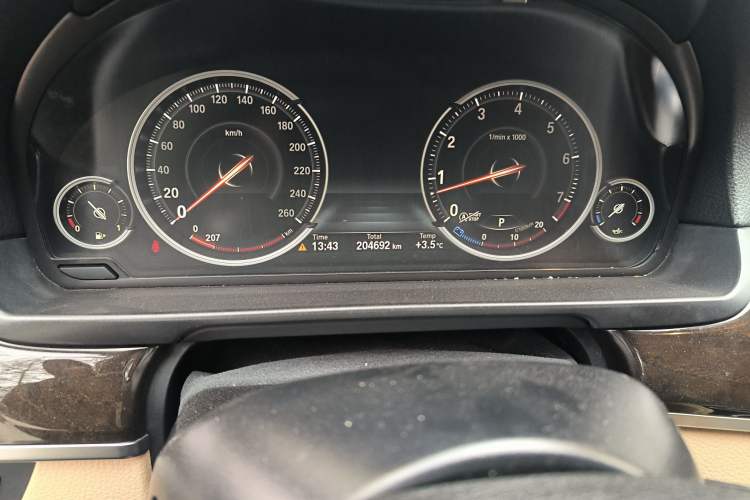 Used BMW 5 Series 2015 535Li Leading Model Odometer Close Up