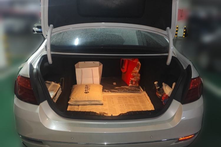 Used BMW 5 Series 2015 535Li Leading Model Trunk