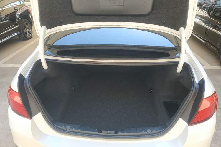 Used BMW 5 Series 2015 520i Elegant Edition Trunk