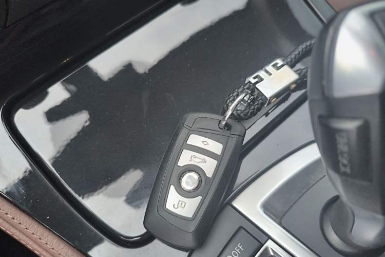 Used BMW 5 Series 2015 520i Elegant Edition Vehicle Key