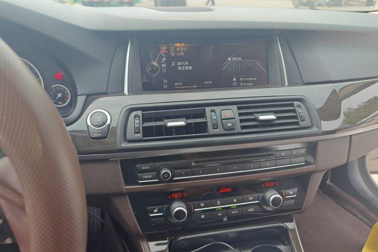 Used BMW 5 Series 2017 525Li Luxury Design Package Audio And AC Panel