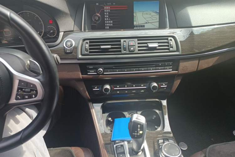 Used BMW 5 Series 2017 525Li Luxury Design Package Audio And AC Panel
