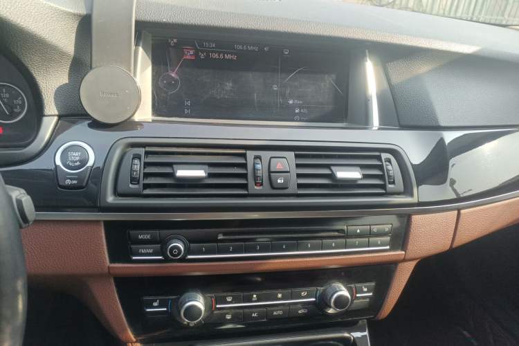 Used BMW 5 Series 2017 520Li Elegant Edition Audio And AC Panel